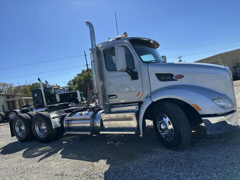 2015 PETERBILT 579 DAYCAB photo 3
