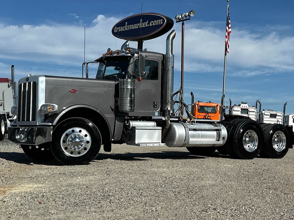 2022 PETERBILT 389 DAYCAB