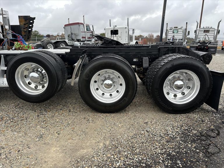 2016 PETERBILT 389 TRI AXLE DAYCAB photo 4