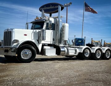 2023 Peterbilt 389 Tri Axle Daycab 872855