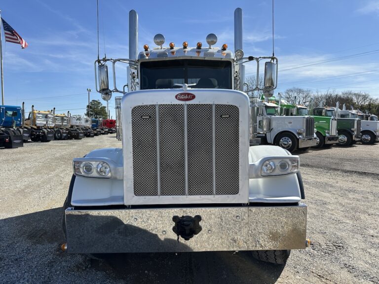 2023 PETERBILT 389 TRI AXLE DAYCAB photo 2