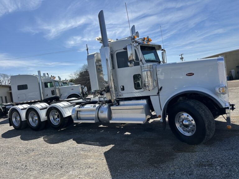 2023 PETERBILT 389 TRI AXLE DAYCAB photo 3