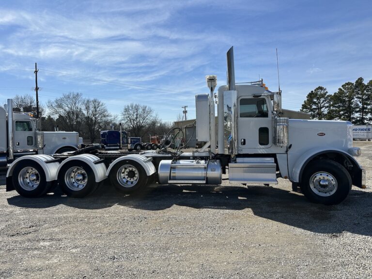2023 PETERBILT 389 TRI AXLE DAYCAB photo 4