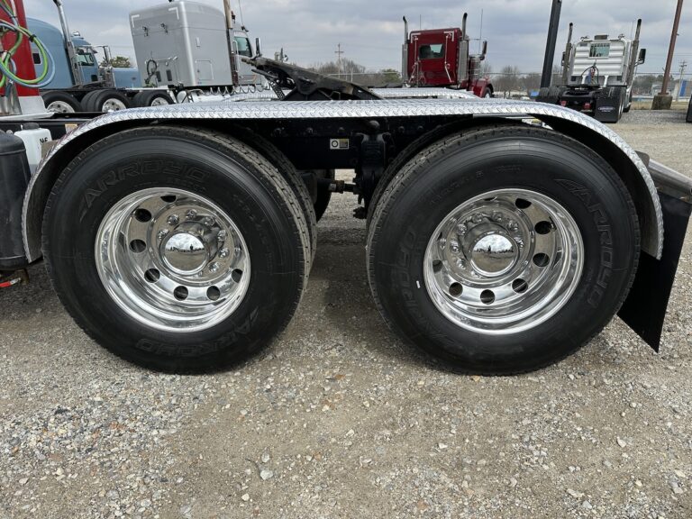 2020 PETERBILT 389 SLEEPER photo 2