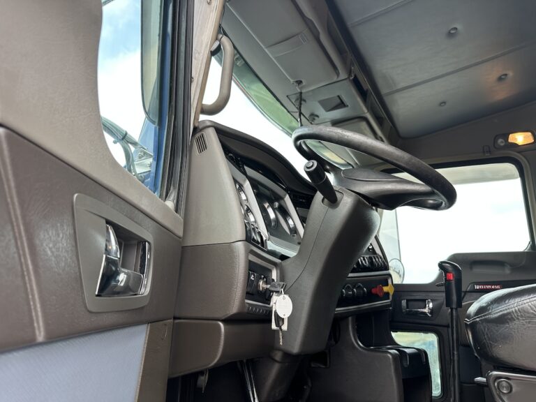 2019 KENWORTH W900L DAYCAB GLIDER KIT photo 3