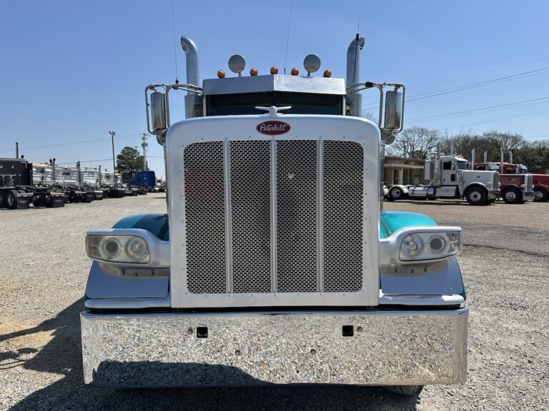 2015 PETERBILT 389 TRI AXLE SLEEPER photo 2
