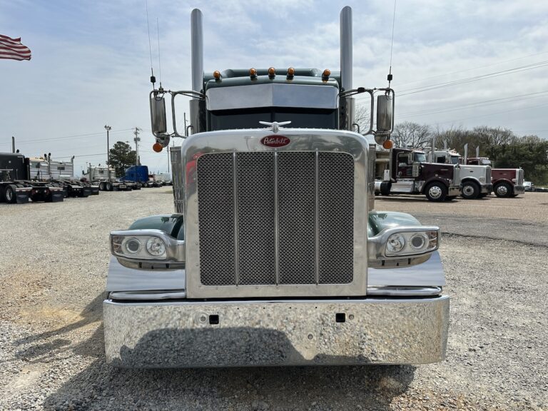 2020 PETERBILT 389 SLEEPER photo 2