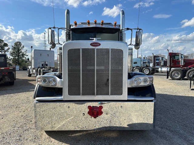2021 PETERBILT 389 TRI AXLE SLEEPER photo 2