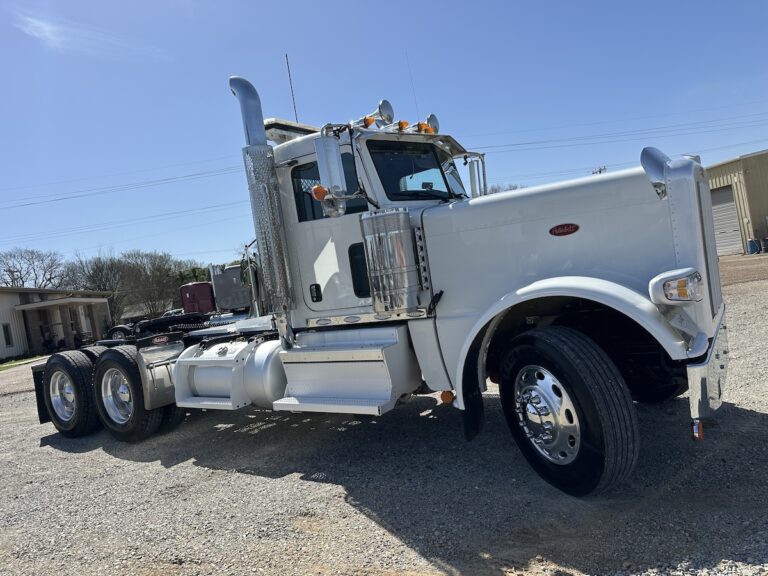 2023 PETERBILT 389 DAYCAB photo 3