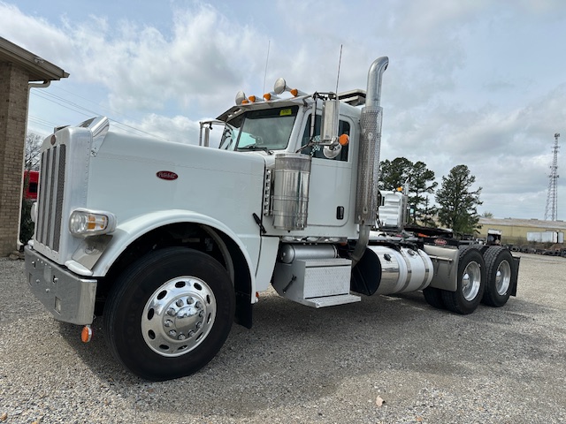 2023 PETERBILT 389 DAYCAB photo 3