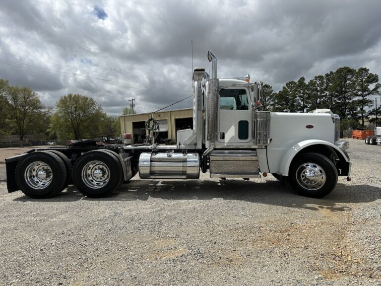 2023 PETERBILT 389 DAYCAB photo 4