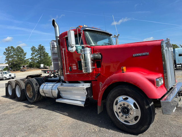 2010 KENWORTH W900L TRI AXLE DAYCAB photo 1