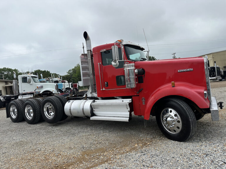 2010 KENWORTH W900L TRI AXLE DAYCAB photo 3