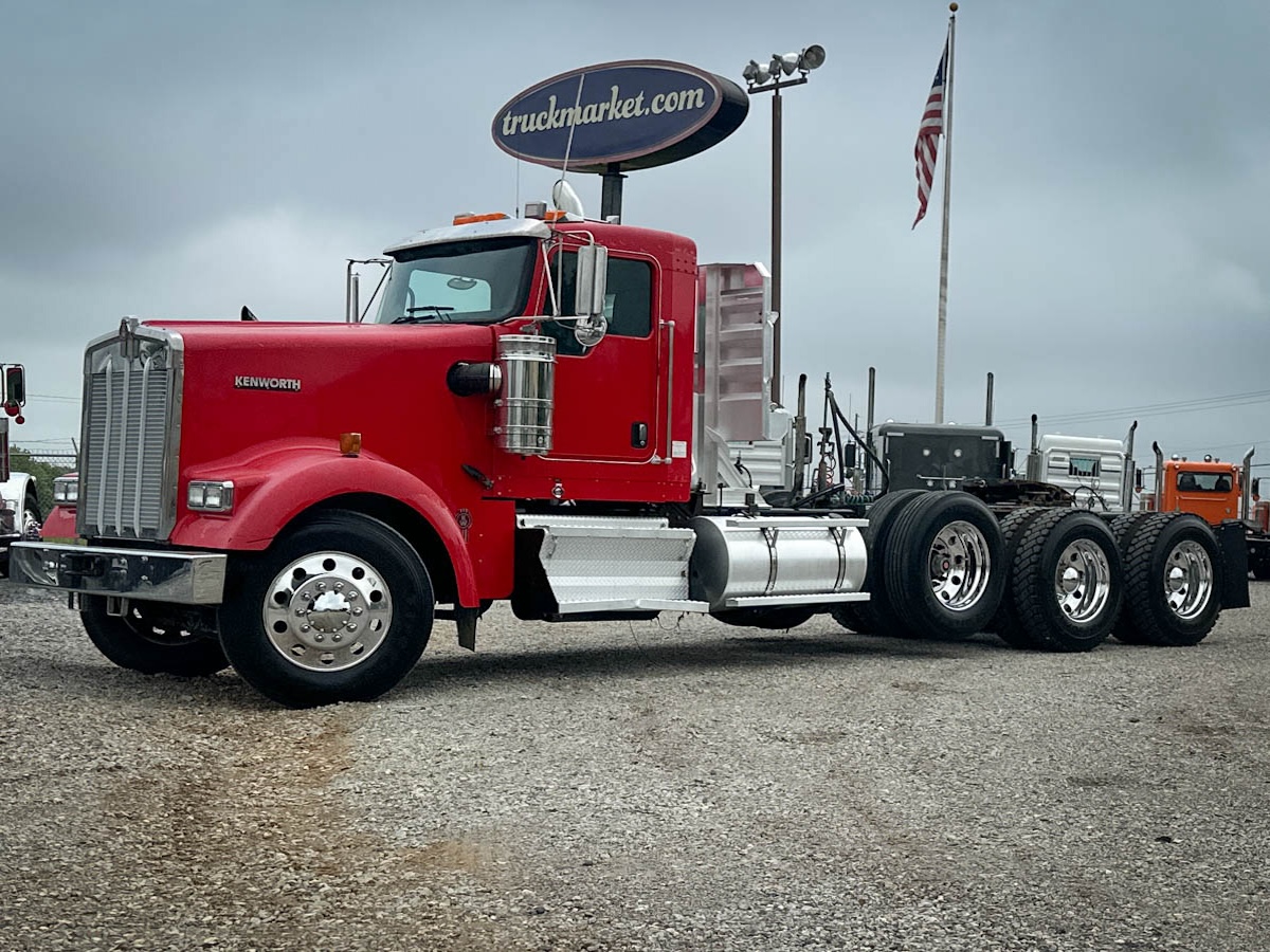 2010 KENWORTH W900L TRI AXLE DAYCAB 264504