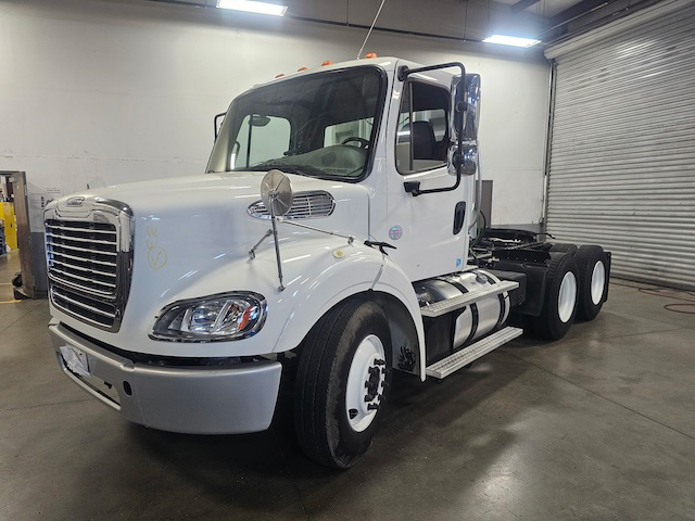 2014 FREIGHTLINER M2 DAYCAB photo 2