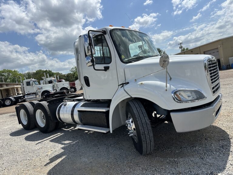2014 FREIGHTLINER M2 DAYCAB photo 3