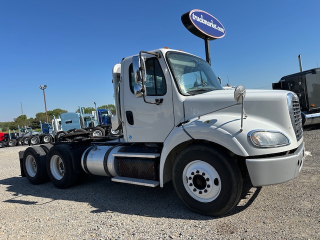 2014 FREIGHTLINER M2 DAYCAB photo 1