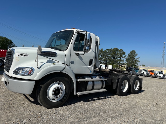 2014 FREIGHTLINER M2 DAYCAB photo 3