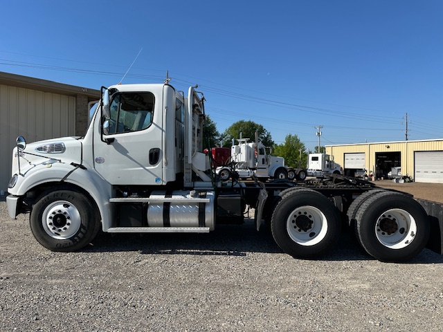 2014 FREIGHTLINER M2 DAYCAB photo 4