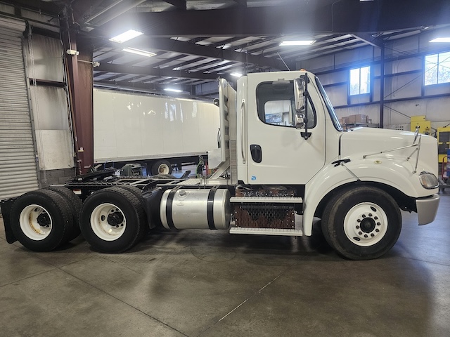 2014 FREIGHTLINER M2 DAYCAB photo 1
