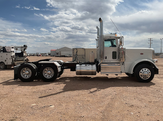 2023 PETERBILT 389 DAYCAB photo 2