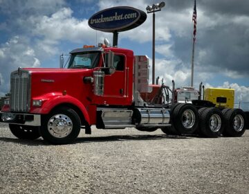 2010 KENWORTH W900L TRI AXLE DAYCAB 264505