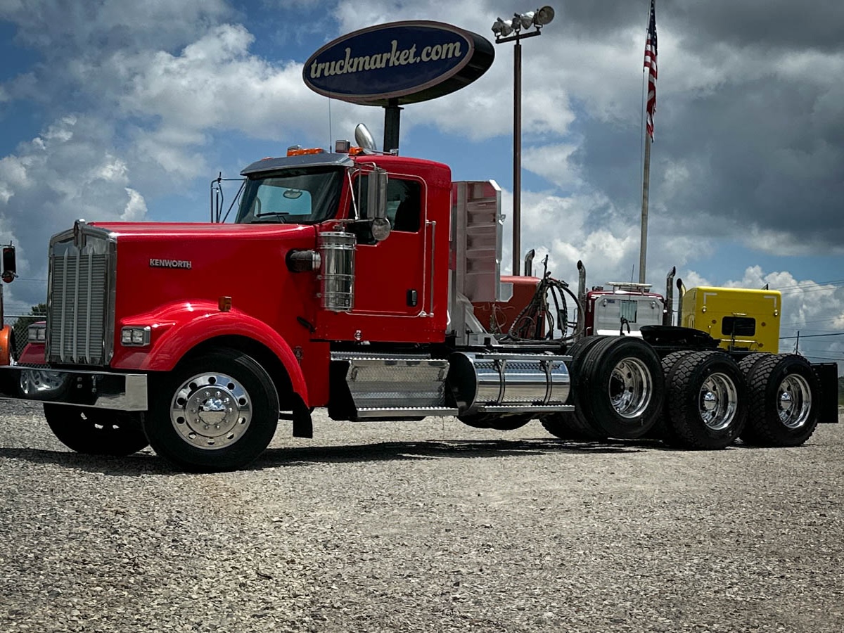 2010 KENWORTH W900L TRI AXLE DAYCAB