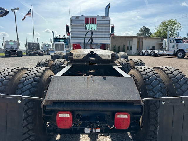 2010 KENWORTH W900L TRI AXLE DAYCAB photo 3
