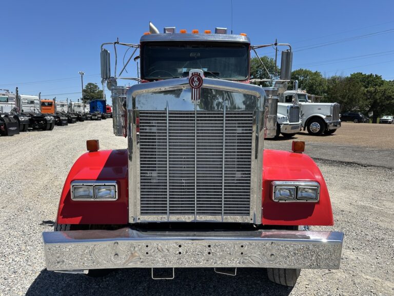 2010 KENWORTH W900L TRI AXLE DAYCAB photo 2
