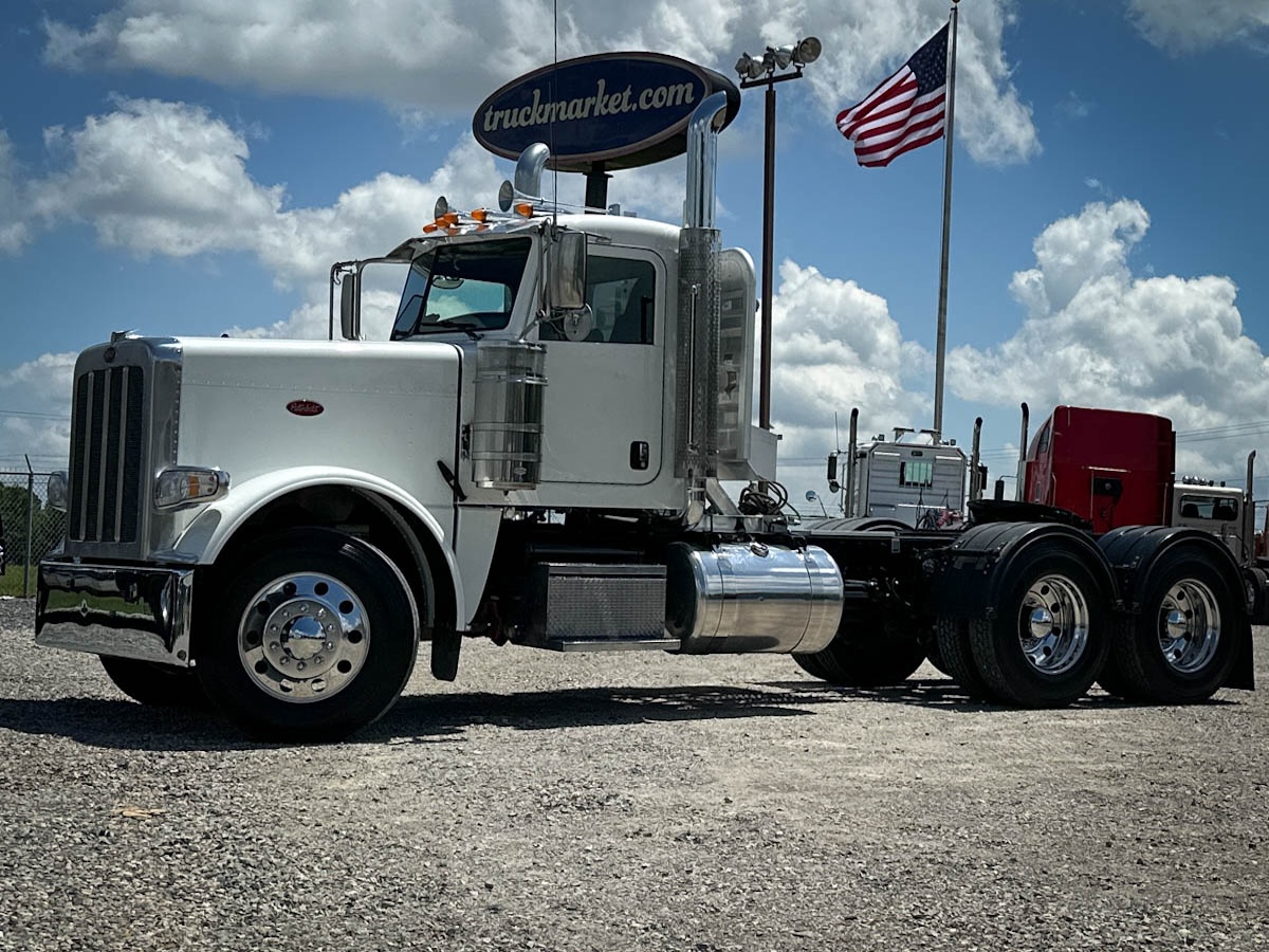 2022 PETERBILT 389 DAYCAB