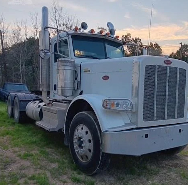 2022 PETERBILT 389 DAYCAB photo 1