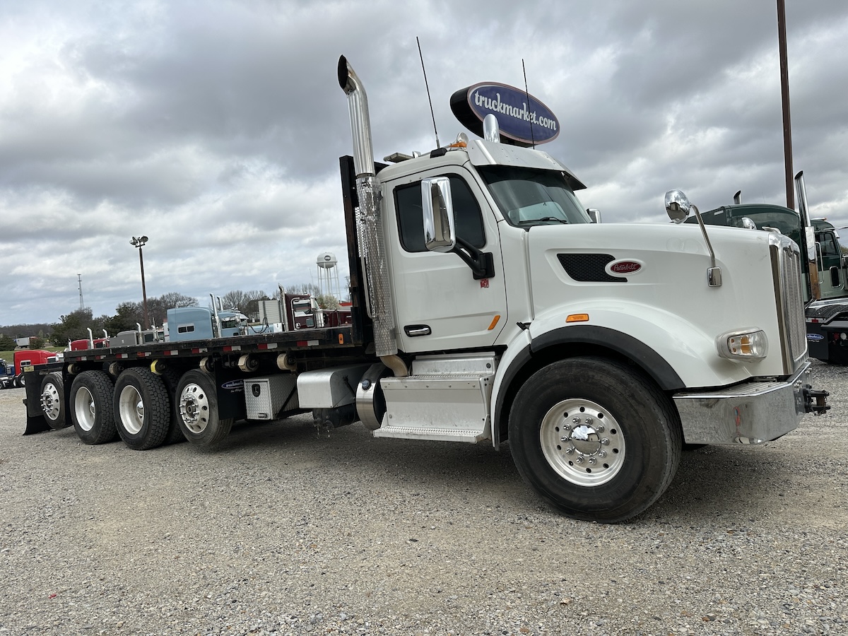 2017 PETERBILT 567 FLATBED TRUCK