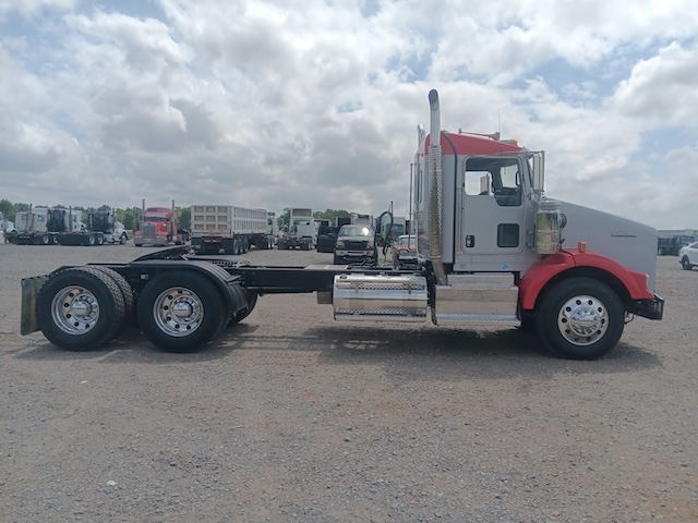 2016 KENWORTH T800 DAYCAB photo 2