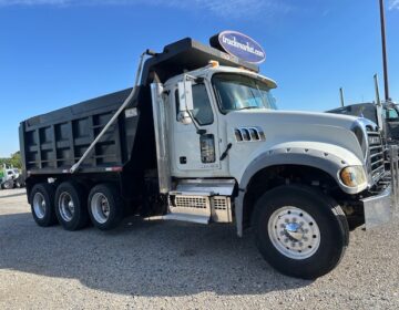 2018 MACK GU713 TRI AXLE DUMP TRUCK 038256