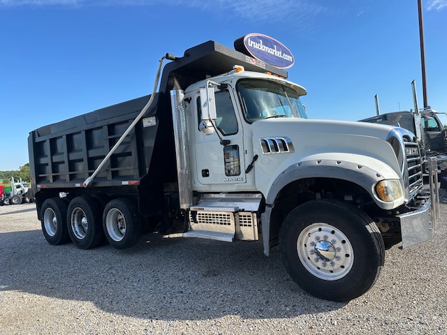2018 MACK GU713 TRI AXLE DUMP TRUCK 038256