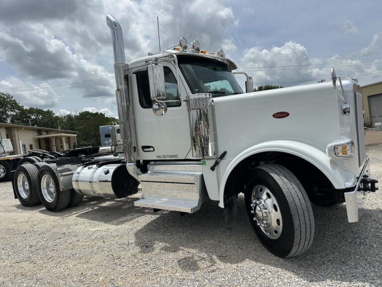 2025 PETERBILT 589 DAYCAB photo 3