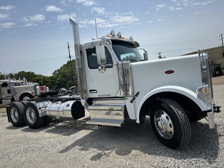 2025 PETERBILT 589 DAYCAB photo 3