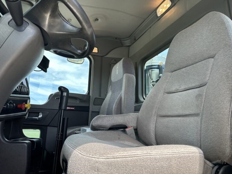 2022 KENWORTH T800 TRI AXLE DAYCAB photo 3