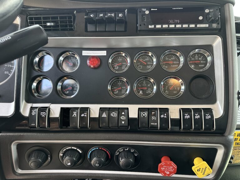 2022 KENWORTH T800 TRI AXLE DAYCAB photo 4