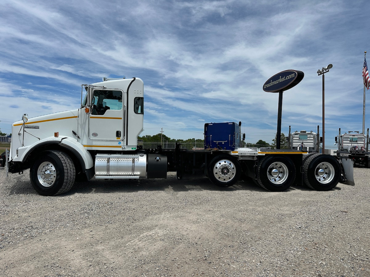 2022 KENWORTH T800 TRI AXLE DAYCAB