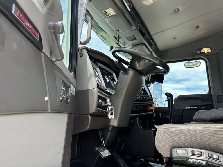 2022 KENWORTH T800 TRI AXLE DAYCAB photo 2