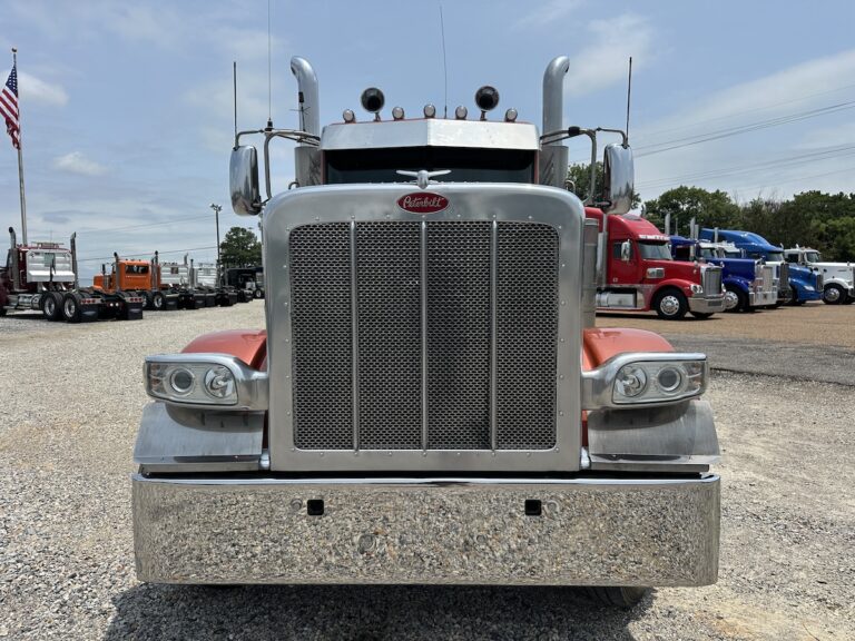2013 PETERBILT 389 TRI AXLE SLEEPER photo 2