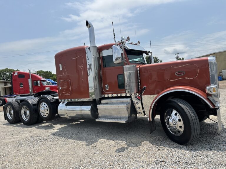 2013 PETERBILT 389 TRI AXLE SLEEPER photo 3