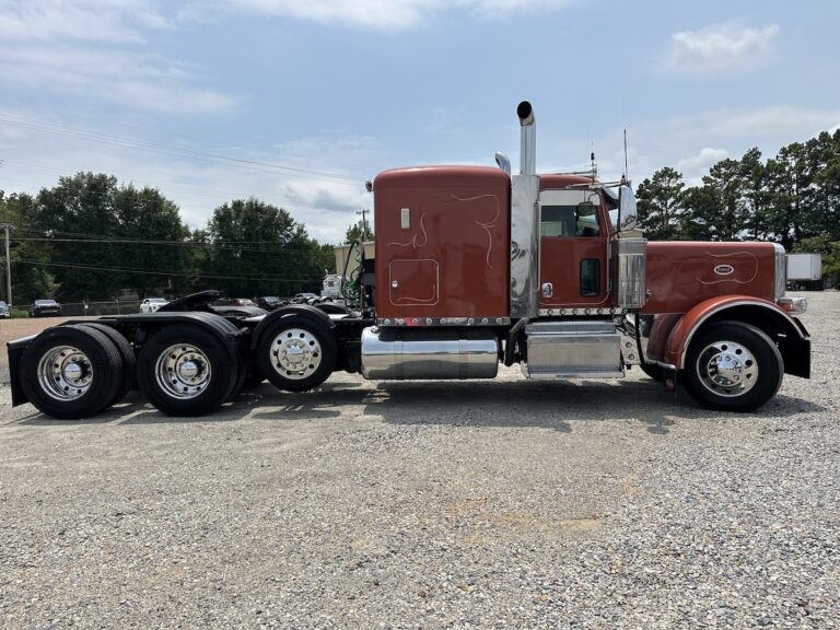 2013 PETERBILT 389 TRI AXLE SLEEPER photo 4