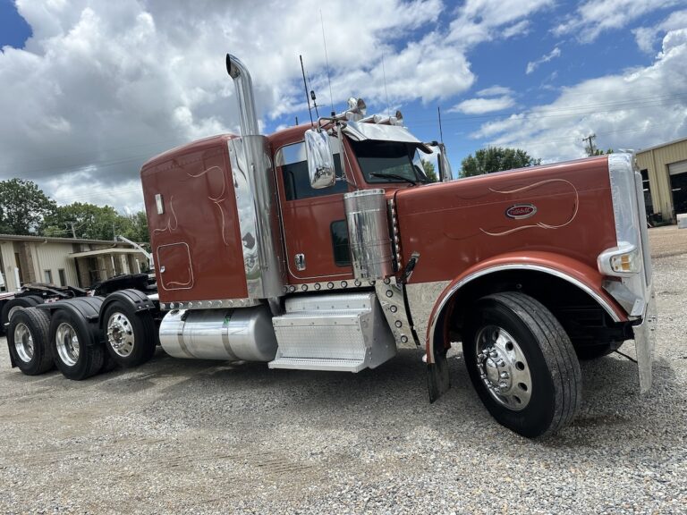 2013 PETERBILT 389 TRI AXLE SLEEPER photo 3