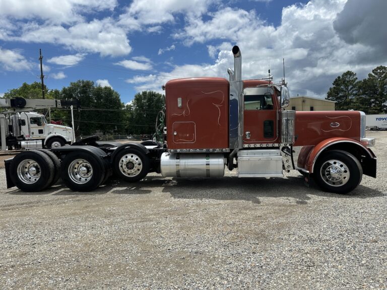 2013 PETERBILT 389 TRI AXLE SLEEPER photo 4