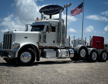 2022 PETERBILT 389 TRI AXLE DAYCAB 780701