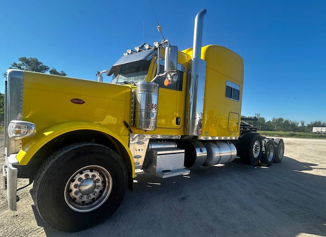 2019 PETERBILT 389 TRI AXLE SLEEPER photo 2