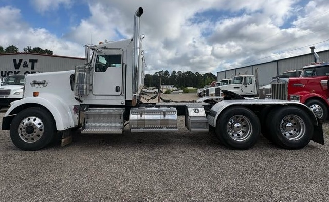2017 KENWORTH W900L DAYCAB GLIDER KIT photo 2
