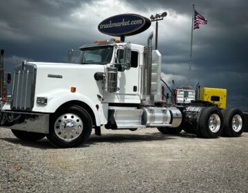 2018 KENWORTH W900L DAYCAB 213840